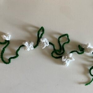 Wall decor that turns into a small bouquet of flowers